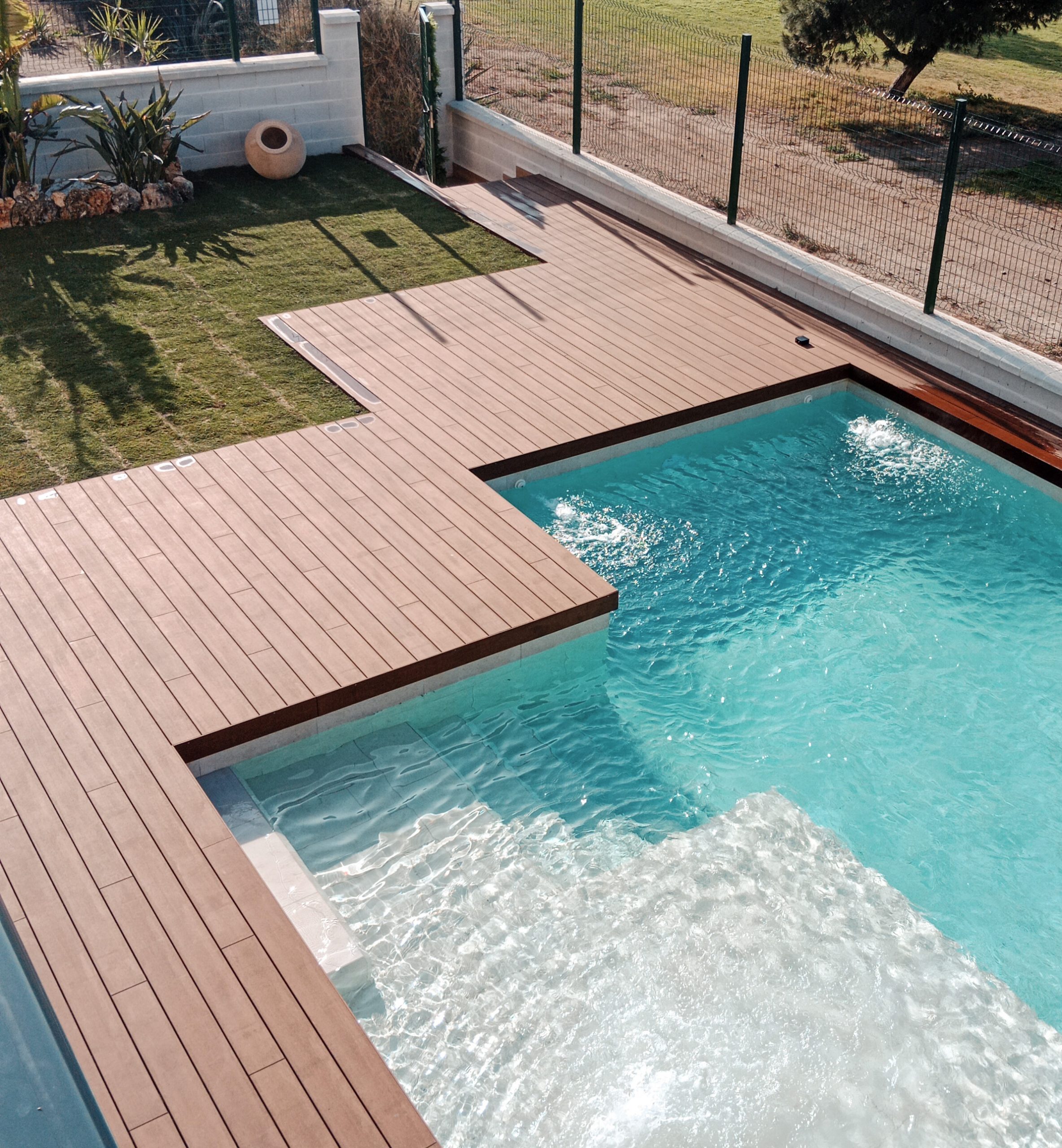 piscina con parquet de parquet santa ana en Roquetas de mar piscina con parquet de parquet santa ana en Roquetas de mar